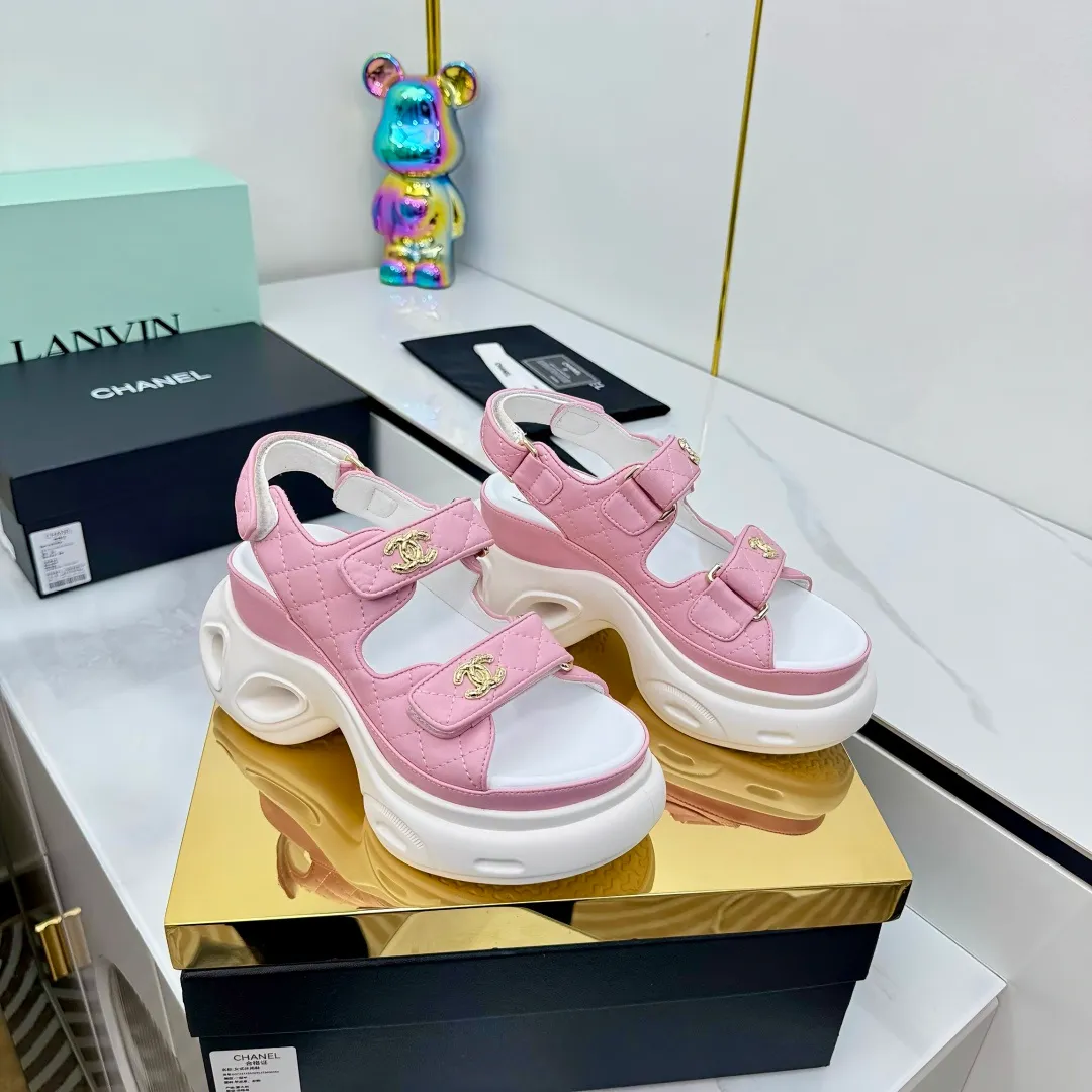 👟👟Ex-factory price 680👟👟 Top version... Chanel｜Chanel Xiaoxiang Velcro Beach Slippers Slippers Casual Beach Shoes 25ss Spring and Summer New Style! Beach shoes are a hit all over the internet! The latest model from the counter, I am still willing to buy it on my feet. It must be ranked among the most popular models. It is invincible in all seasons. Various bloggers and Internet celebrities can see the matching styles. Highly recommended. Pearlescent sheepskin upper, sheepskin lining, suede for feet. Original open-molded TPU outsole size: 35-40 (customized for 40 and 41). Full set of original packaging 👉 👉 👉 👉 👉
